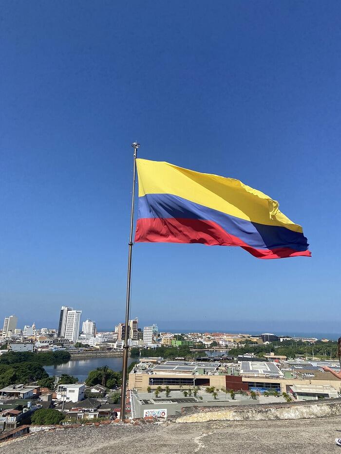 カルタヘナの港とコロンビア国旗