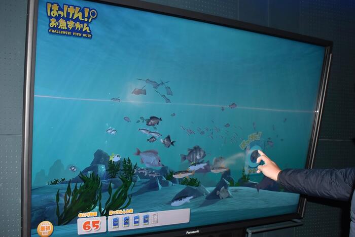 魚をタッチするゲーム画面.