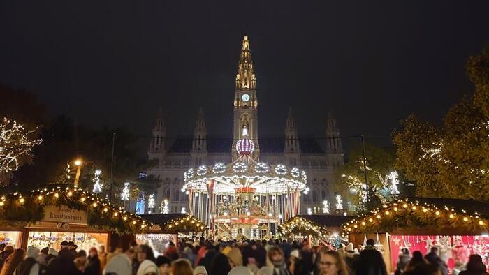 ウィーン最大の市庁舎前のクリスマスマーケット