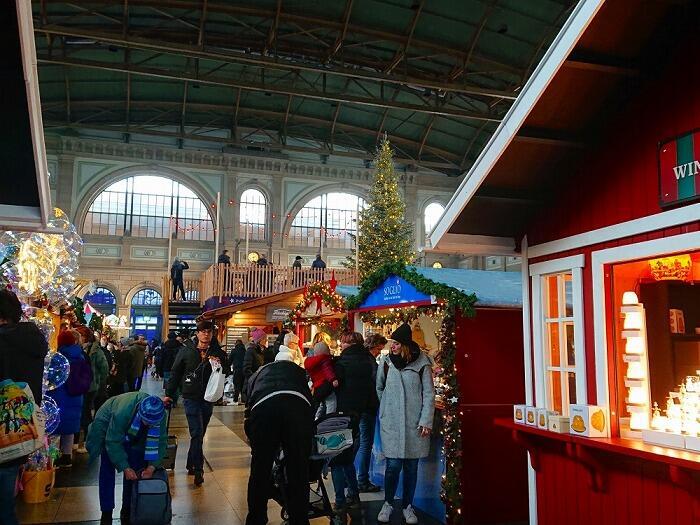チューリッヒ中央駅内のクリスマスマーケット