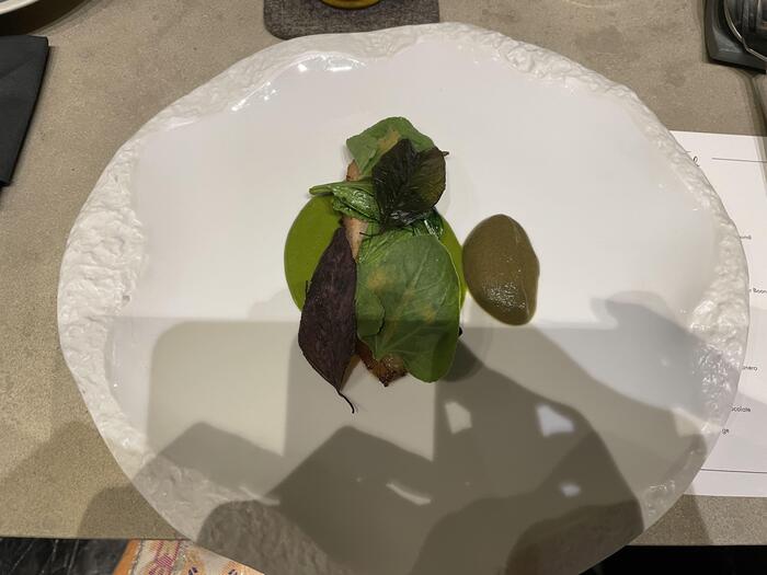 黒ゴマソースとモンスーン期の野菜を添えたバーベキューポーク