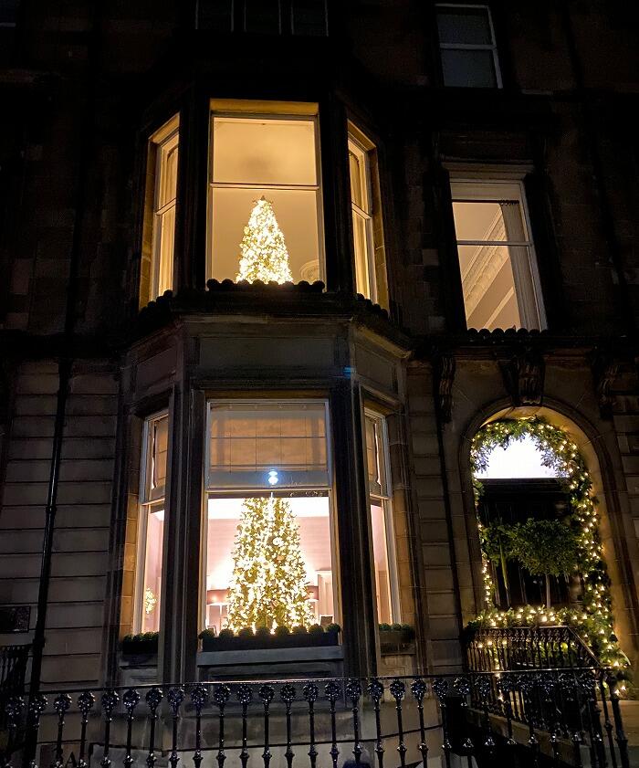 大きなクリスマスツリーが出窓に飾られています