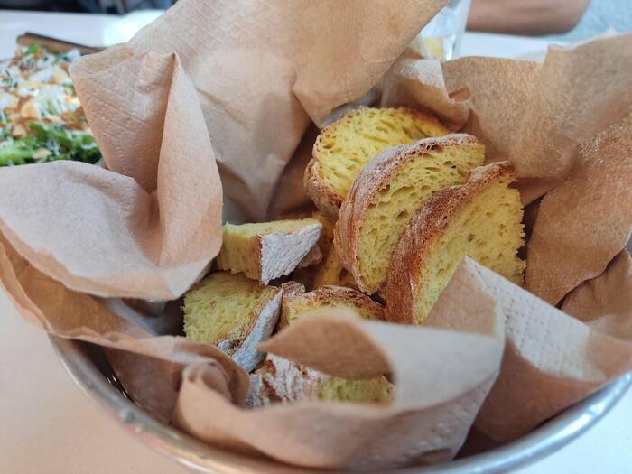 セモリナ粉入りの黄色っぽいパン