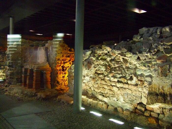 展示されているローマ時代の浴場遺跡