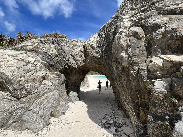 トンネル岩