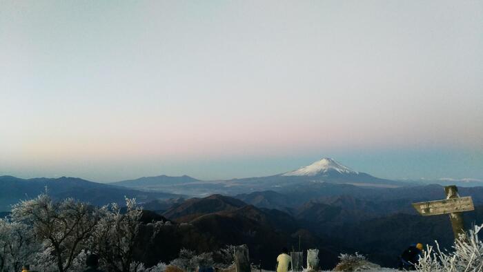 塔ノ岳から、西丹沢、愛鷹山、富士山を望む