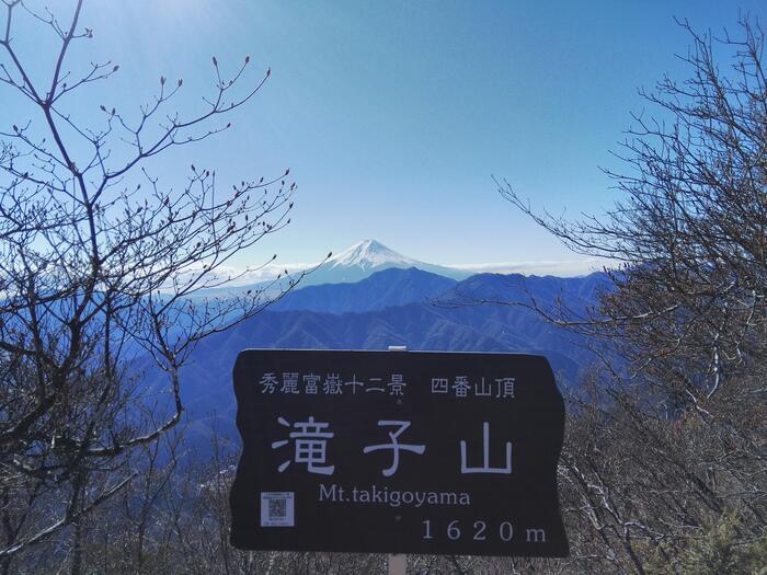 滝子山から三ツ峠山越しに望む富士山