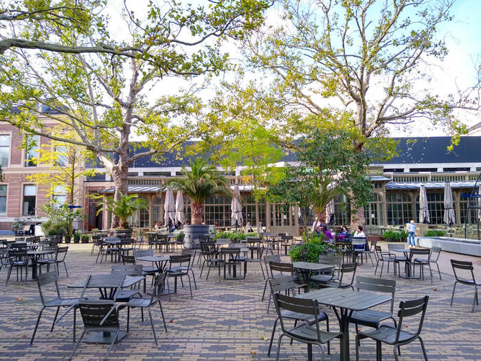 フローテ・ミュージアム前の広場にはカフェやレストランがあります