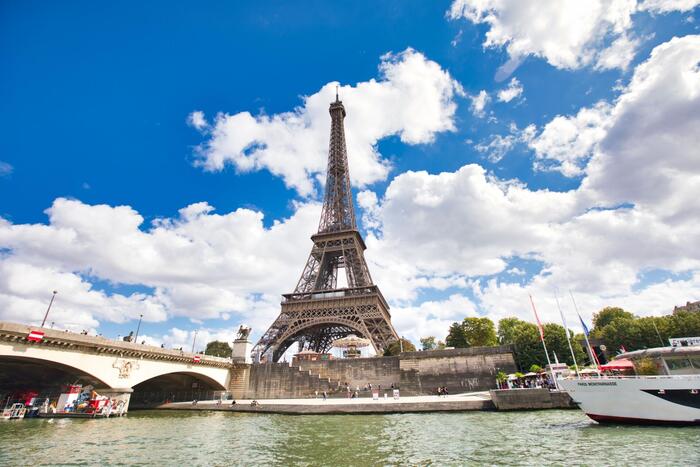 パリのエッフェル塔とセーヌ川