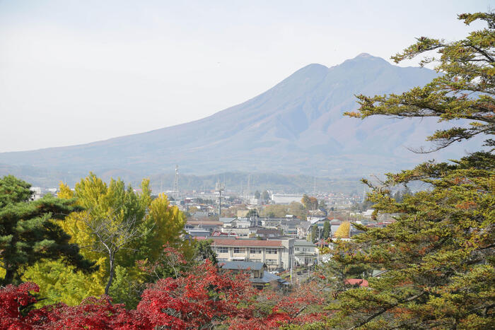 天守閣からは、日本百名山の一つである岩木山が見られます