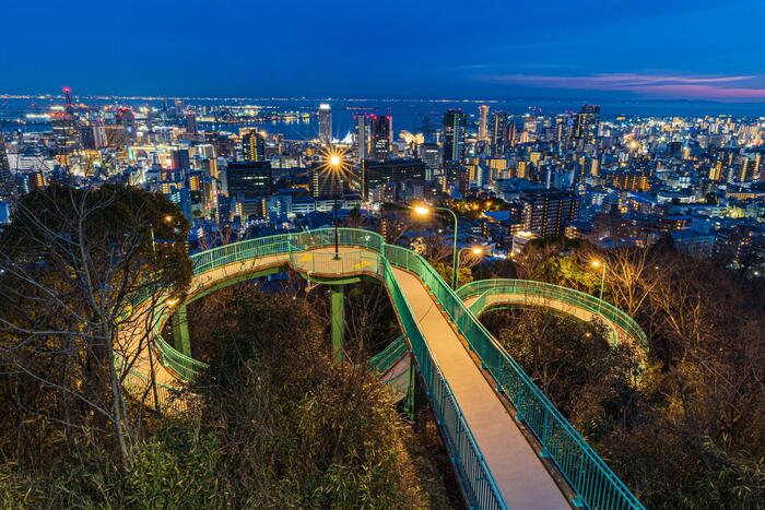 ビーナステラスから望む夜のビーナスブリッジ全景と神戸の夜景