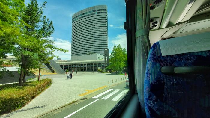 直行シャトルバスから見る神戸ポートピアホテル