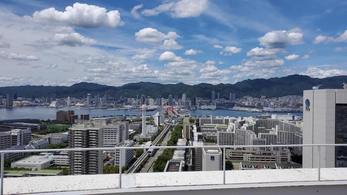 山側は神戸の市街地と六甲山を一望