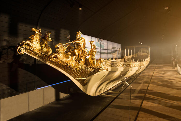 オランダ王室の「水上の黄金の馬車」