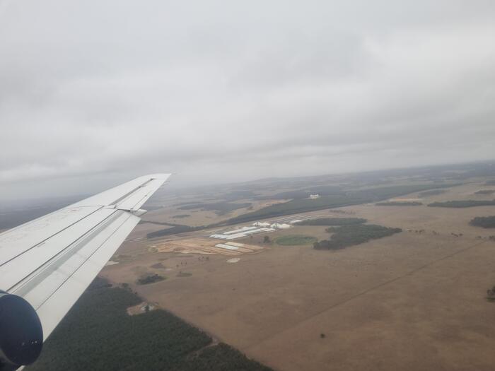 着陸5分前には雲を出て乾いた農地が広がる景色
