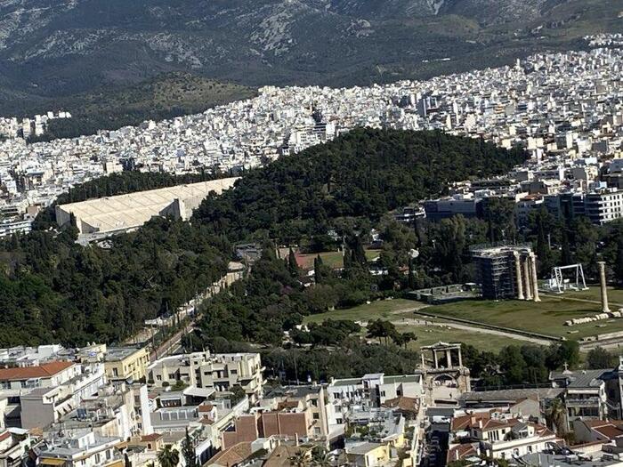 アクロポリスの丘から見るゼウス神殿（右）、パナティナイコスタジアム／近代オリンピック競技場（左奥）、ハドリアヌスの門（下）