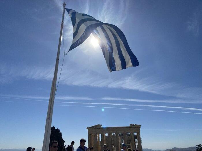 アクロポリスの展望台にたなびくギリシャの国旗