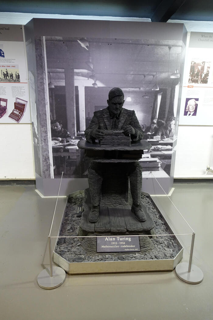 天才数学者アラン・チューリングの銅像
