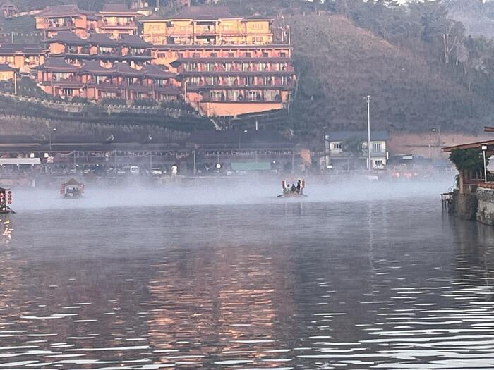 幻想的な早朝の霧の湖面