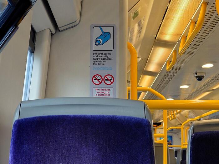 イギリス、電車内の監視カメラに関する記述