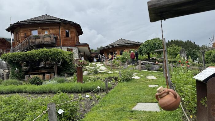 ハーブの庭園とハーブ瓶