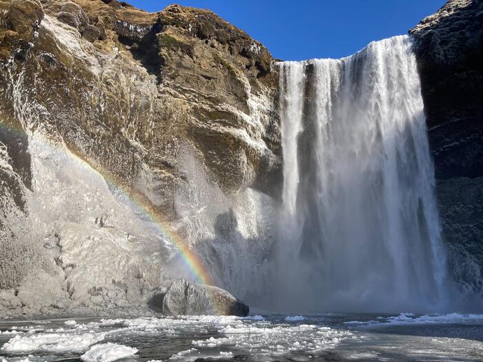 スコガフォス(Skógafoss)とクヴェリュヌフォス(Kvernufoss)