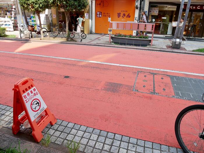 オレンジ色の道路