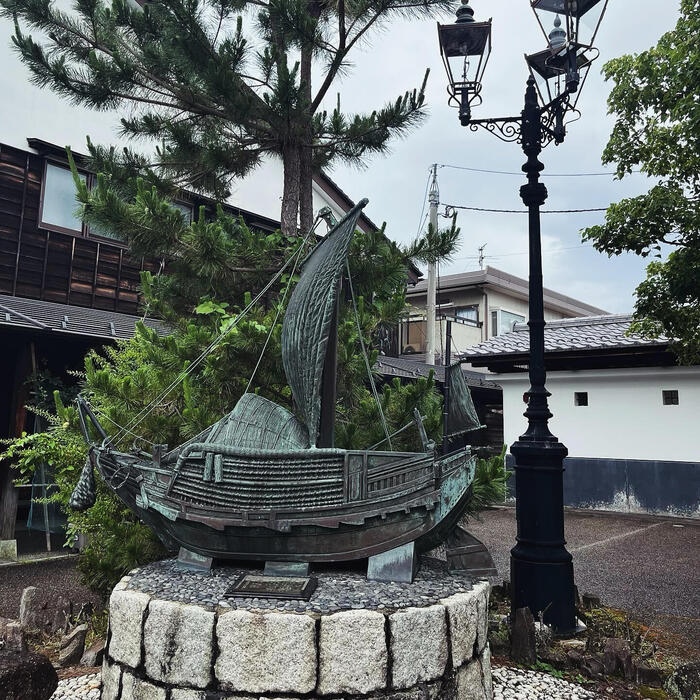 東岩瀬にある北前船のブロンズ像