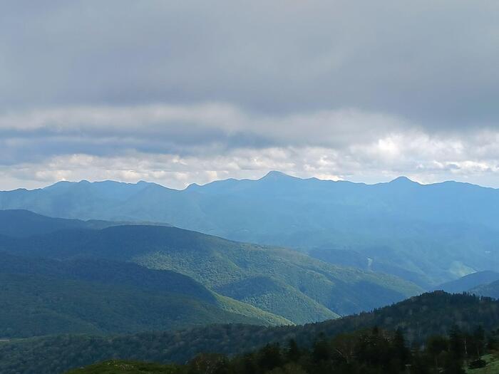 日光白根山と男体山を望む