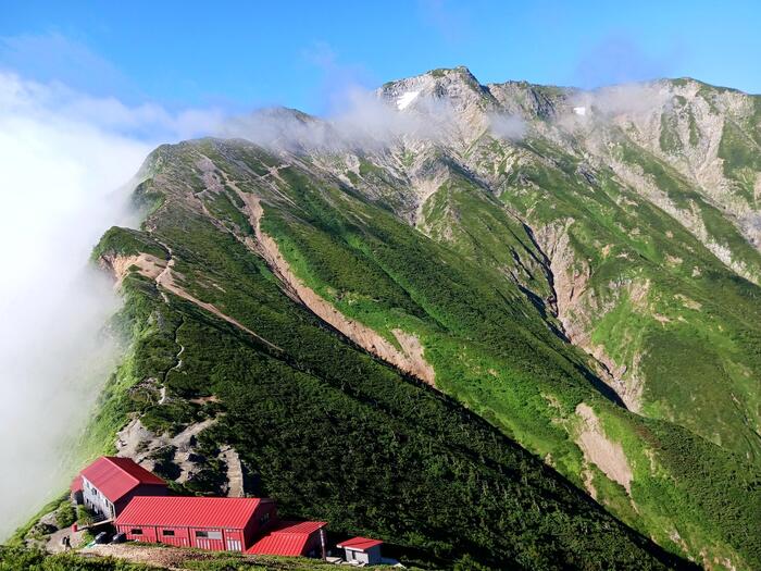 五竜山荘と五竜岳へ続く稜線