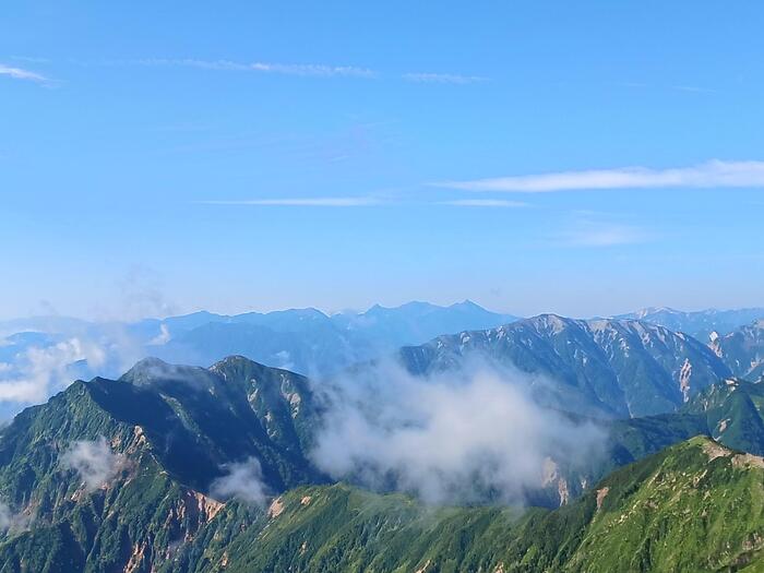 遠くに槍ヶ岳