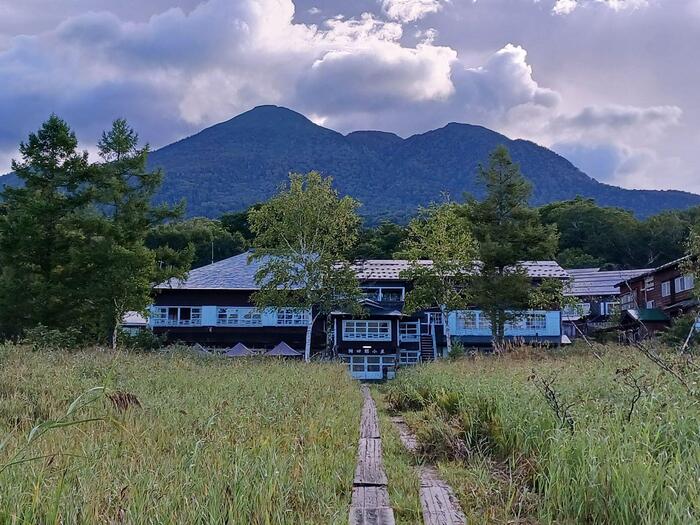 弥四郎小屋越しに燧ケ岳を望む