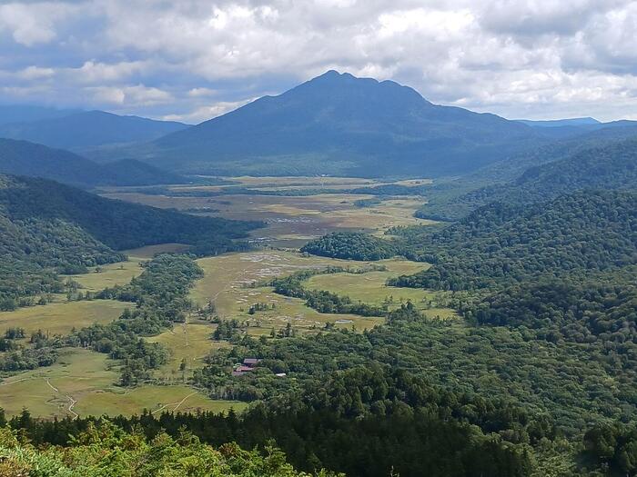 至仏山より尾瀬ヶ原と燧ケ岳を望む