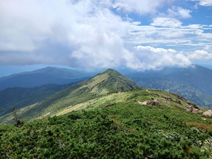 小至仏山へ延びる稜線