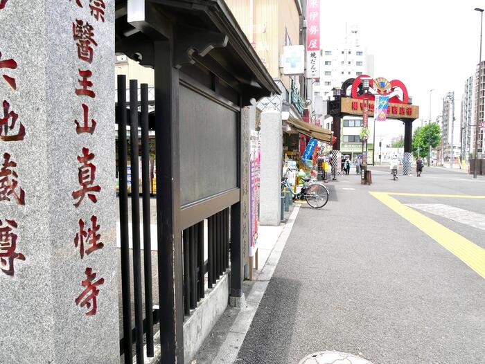 巣鴨地蔵通り商店街の手前にある眞性寺