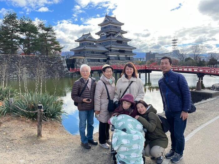 松本城をバックにみんなで撮影した写真