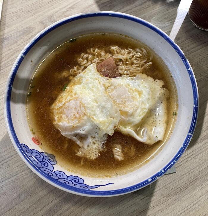 出前一丁とトッピングは目玉焼きとランチョンミート