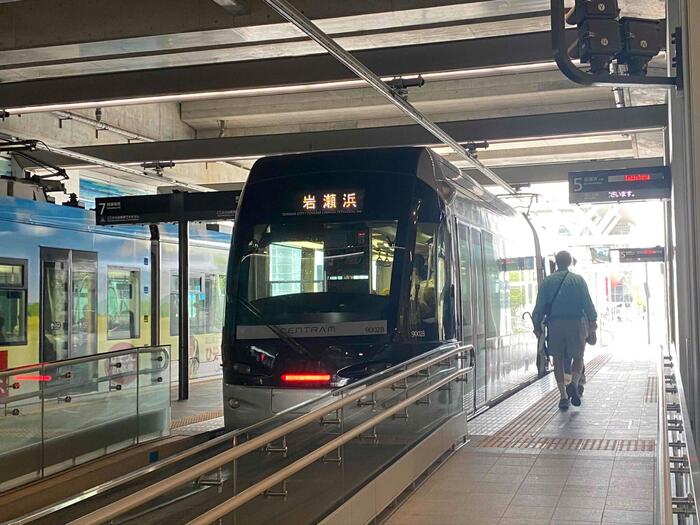 駅構内の電車