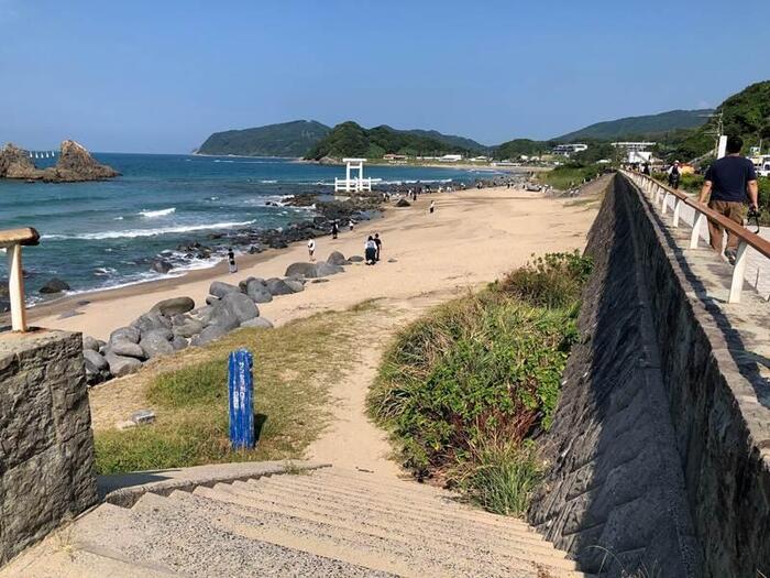 遠くに見える白い鳥居