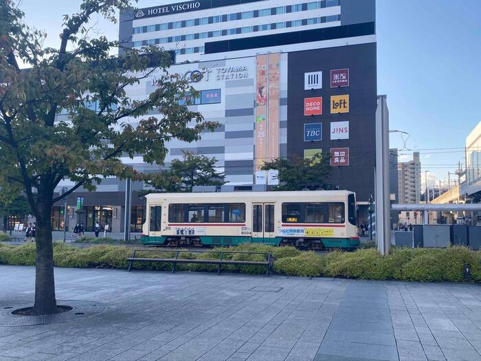 街中を路面電車が走る風景