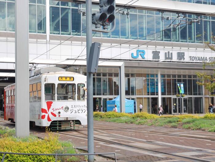 富山駅が背景にある路面電車