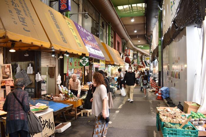 旦過市場でお店が並んでいるところ