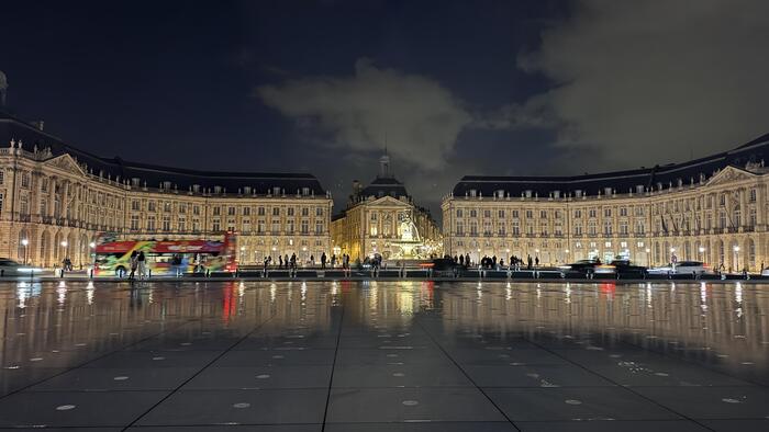 イルミネートされた建物が映える夜