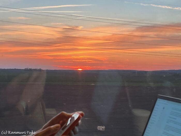 フランスの新幹線）車窓から見える夕陽