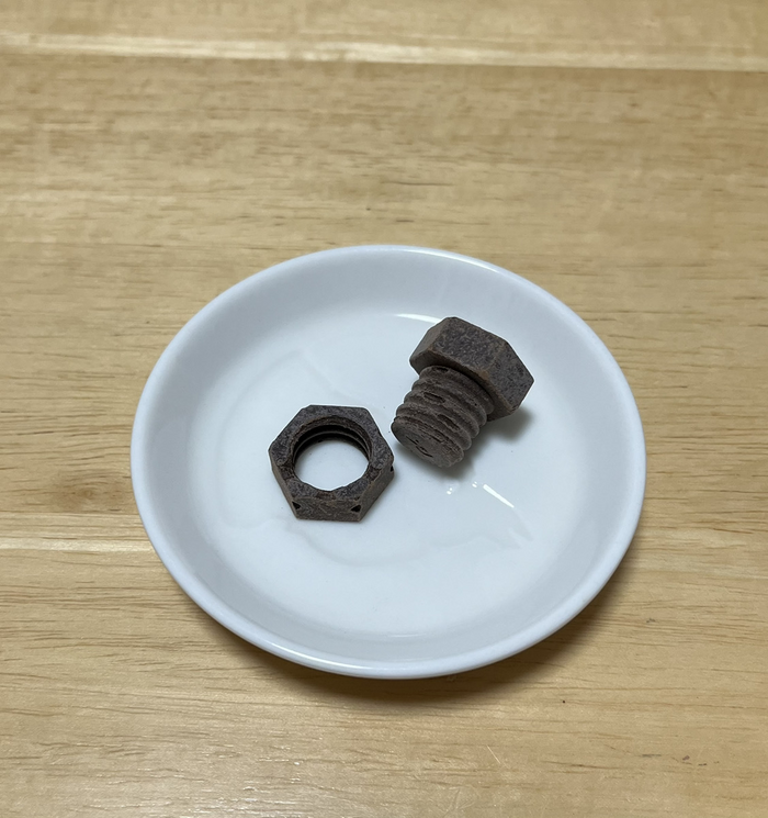 小皿に載ったネジチョコ