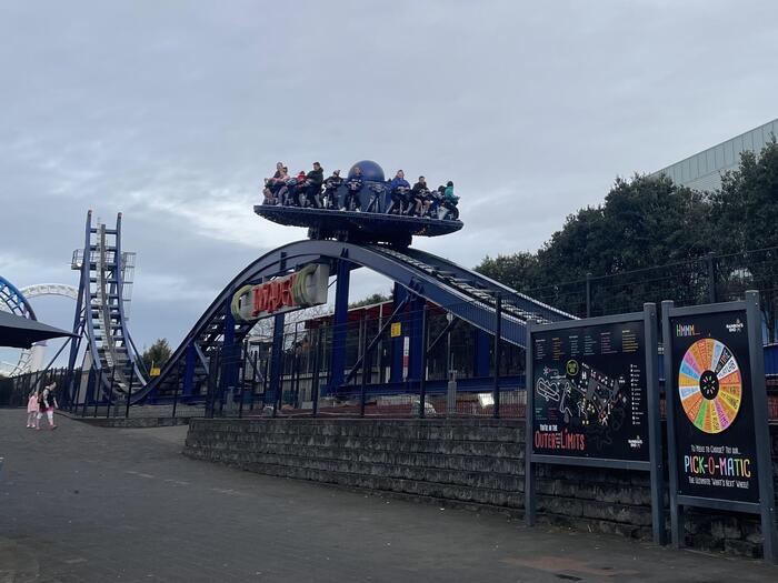 回転と降下が生み出すスピードアトラクション