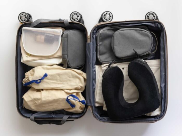 旅行荷物（ネックピロー・スリッパ）