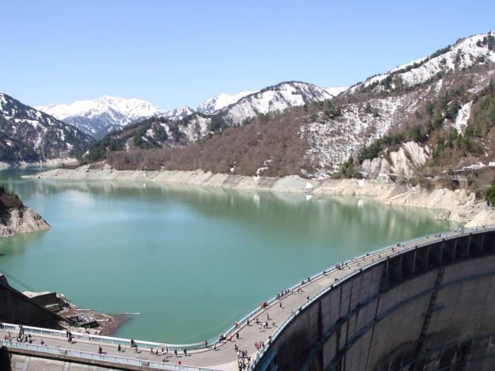 春の黒部ダム