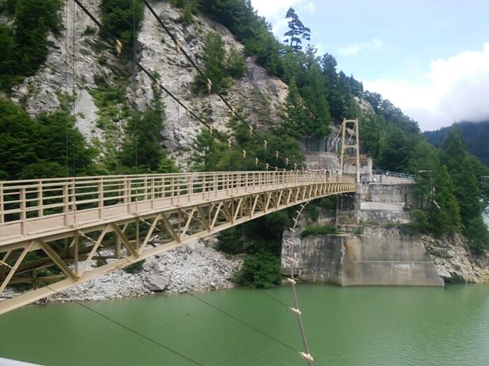 黒毛ダム湖畔遊歩道吊橋