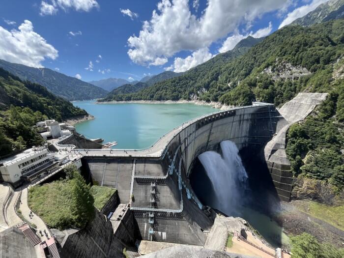 黒部ダムの観光放水